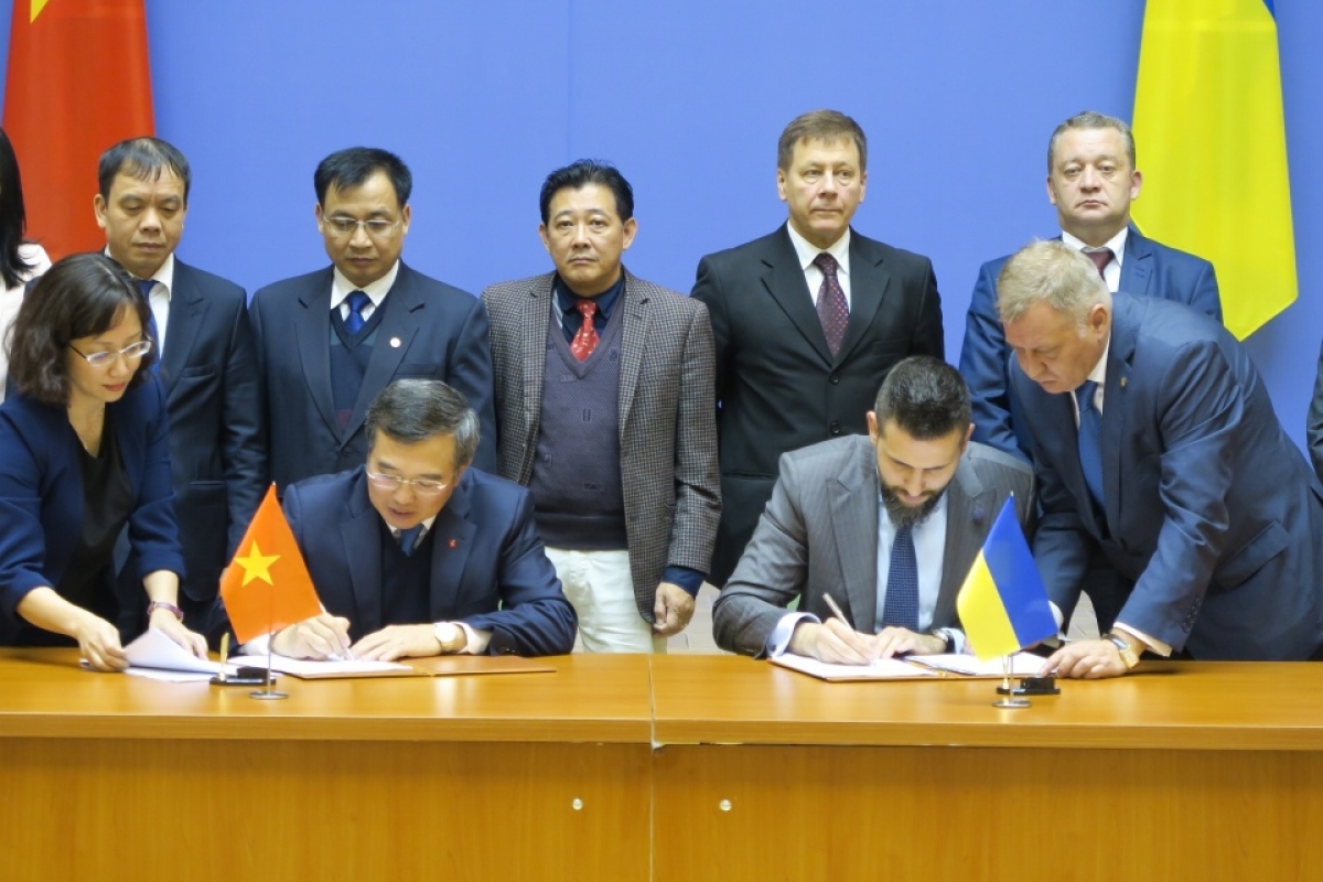 Vietnam and ukraine sign the minutes of 14th session intergovernmental committee on economic-trade scientific-technological cooperation in 2014. 